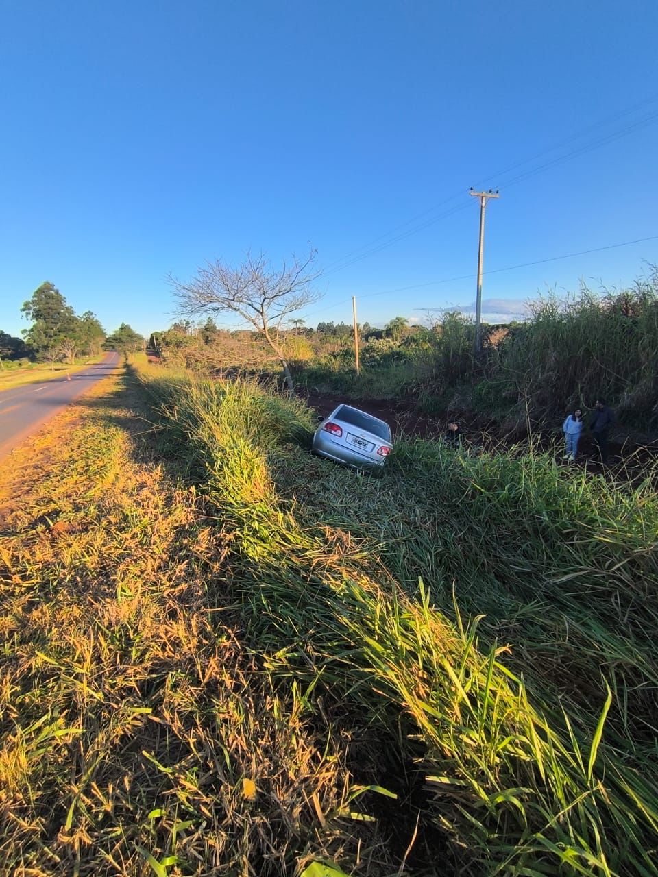 Una pareja resultó ilesa tras despistar con su auto en el acceso a Villa Bonita
